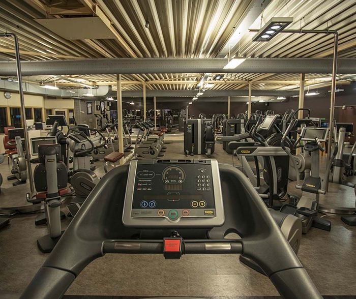 De fitnesszaal met Technogym loopbanden en krachtapparaten