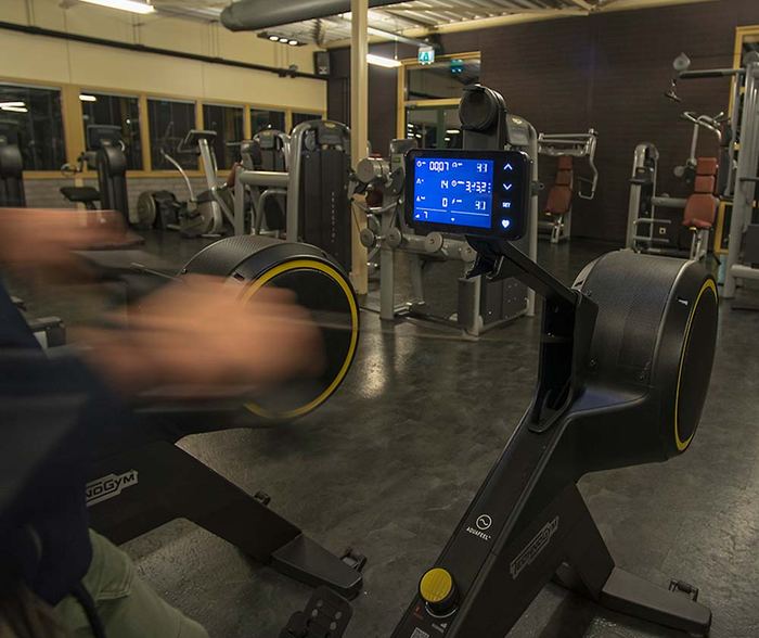 Training met begeleiding op een Technogym-apparaat in de zaal