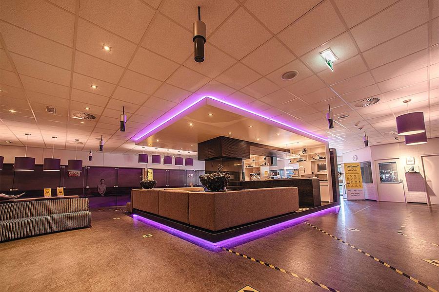 De lounge en bar van Warren's met paarse verlichting