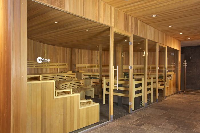 De houten sauna met glazen wand