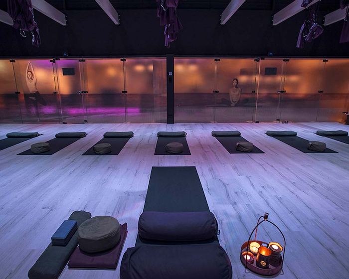 The Zenzone: de yogaruimte met matten, kussens en gedimd paars licht